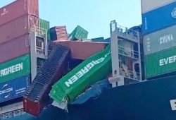 TÀU "EVER FEAT" CỦA EVERGREEN GẶP SỰ CỐ SẬP XẾP HÀNG NGOÀI KHƠI BRAZIL